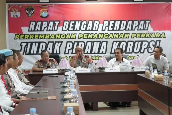 Kapolda Sulbar Irjen Pol Adi Deriyan Jayamarta saat memimpin RDP di Aula Ditreskrimsus Polda Sulbar di hadiri langsung oleh Satgas VI.3 Direktorat IV Korsup KPK RI. (Dok: Ist)