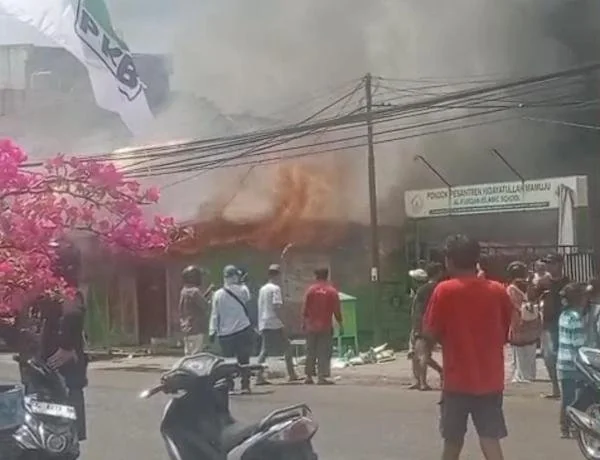 Bangunan milik  Pondok pesantren Hidayatullah saat dilalap Api(dok:ist)