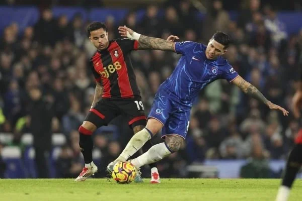 Duel sengit pemain Chelsea vs pemain Bournemouth (Dok : Int).