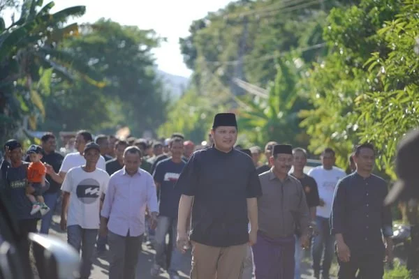 Paslon Pilkada Luwu Arham-Rahmat bersama masyarakat Luwu (Dok : Ist).