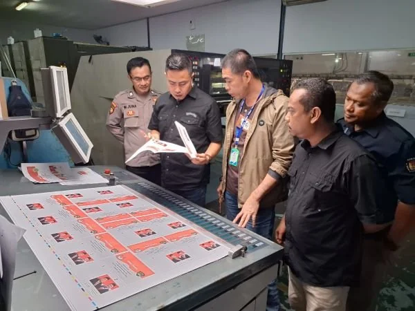 Ketua Bawaslu Maros, Sufirman saat melakukan pengawasan surat suara di Surabaya (Dok: Ist).