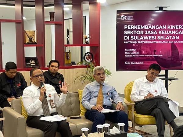 Kepala OJK Provinsi Sulawesi Selatan dan Sulawesi Barat, Moch Muchlasin, Kepala Direktorat Pengawasan Perilaku PUJK, Edukasi, dan Perlindungan Konsumen dan Perizinan LJK, Arif Machfoed dan Kepala Direktorat Pengawasan Lembaga Jasa Keuangan, Ahmad Murad (D