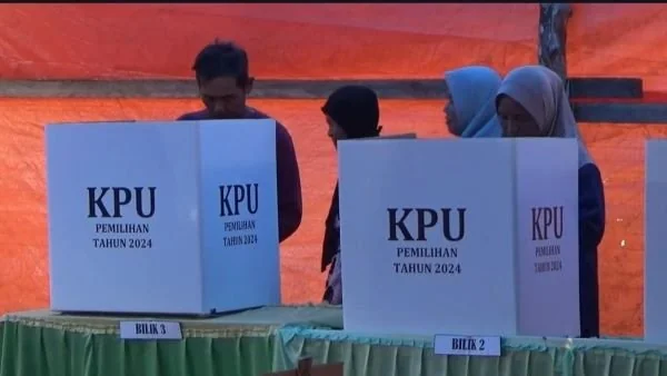 Masyarakat Sumare saat melakukan pencoblosan di TPS 3 Perumahan Jokowi (Dok ; Aldy KabarMakassar).
