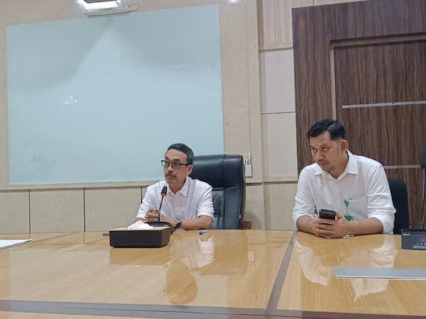 Pelaksana Tugas (Plt) Direktur Utama Perumda Air Minum PDAM Kota Makassar, Andi Syahrum Makkuradde (Kacamata) (Dok: Sinta KabarMakassar).