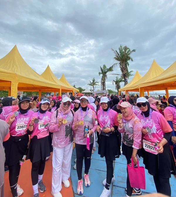Para pelari Perempuan dalam even Baine run Di Pantai Merpati Bulukumba (fitriani Lestari)