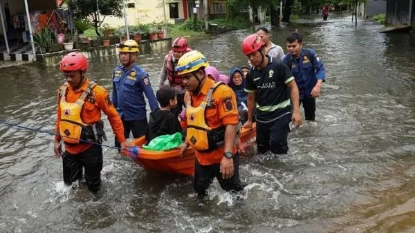 Evakuasi korban Banjir di Makassar, (Dok: Ist).