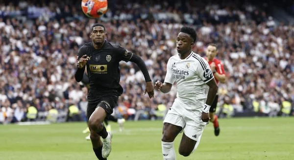 Real Madrid kalah 1-2 saat menjamu Valenncia dalam lanjutan LaLiga (Foto: REUTERS/Juan Medina)