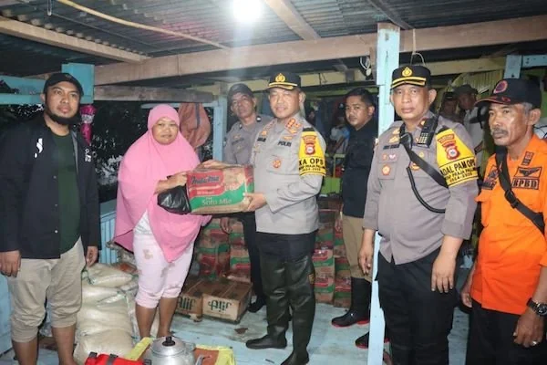 Kapolrestabes Makassar, Kombes Pol Mokhamad Ngajib memberikan bantuan kepada warga (Dok:Ist)