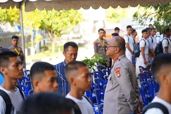 Kapolda Sulbar Irjen Pol Adi Deriyan Jayamarta saat meninjau tes kesehatan seleksi rekrutmen anggota Polisi(dok:ist)