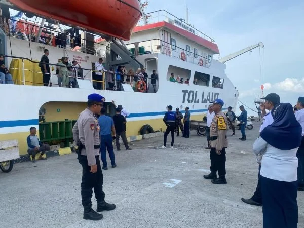 Satpolair Polres Majene saat berjaga di Pelabuhan (Dok : Ist).