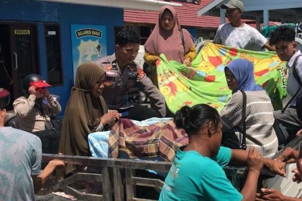 Nelayan yang pingsan saat di evakuasi Sat Polair Polresta Mamuju (Dok : Ist).
