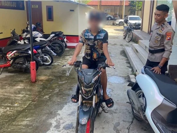 Pengendara bersama kendaraannya saat diamankan di Polresta Mamuju (Dok : ist).