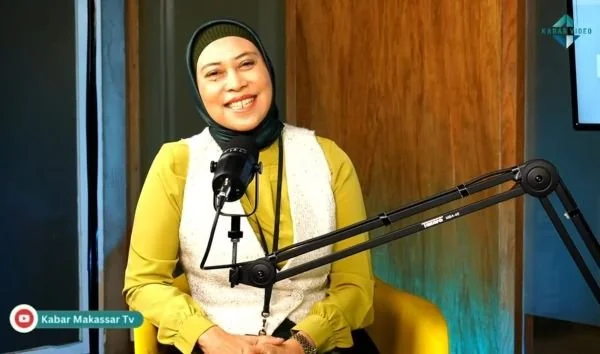 General Manager Mercure Makassar Nexa Pettarani, Wiwied Nursekha saat podcast Apa KabarMakassar di Kantor Redaksi KabarMakassar.com.