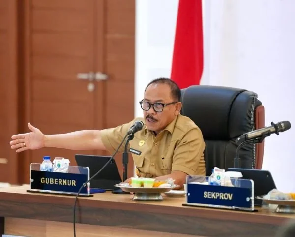 Gubernur Sulbar Suhardi Duka saat menggelar rapat dengan para kepala OPD lingkup Pemprov Sulbar (dok:ist)