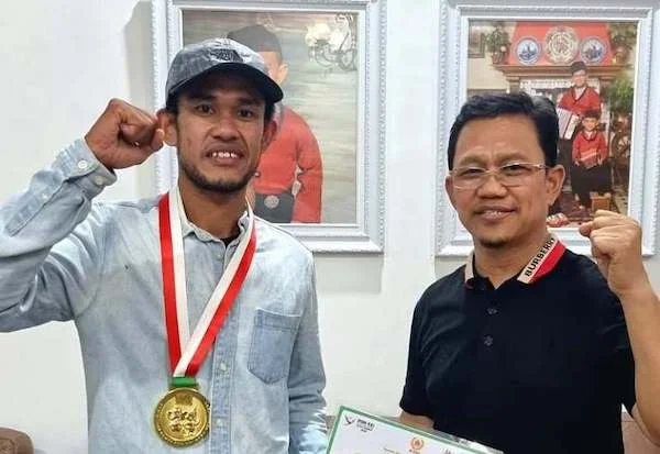 Peraih medali emas PON Aceh-Sumut, Rahmat (kiri) dan Amir Uskara. Foto ist