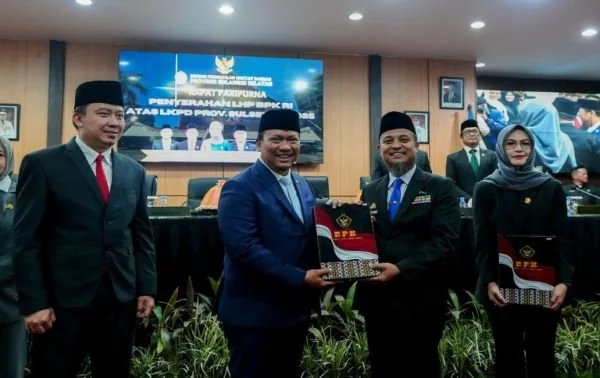 Penyerahan opini WTP atas LKPD 2025 dari BPK ke Pemprov Sulsel. (Dok: Ist)