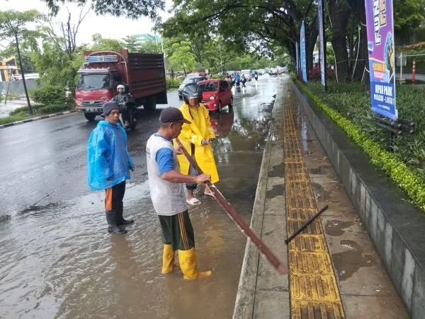 Satgas Drainase saat Mengatasi Genangan Air di Titik Rawan (Dok: Ist).