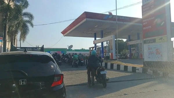 Suasana Antrean di SPBU Kota Makassar (Dok: Sinta KabaMakassar).