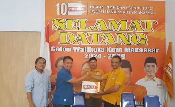 Abd Rahman Bando atau ARB itu mengambil formulir di Partai Hanura Kota Makassar mendaftar sebagai bakal calon Walikota Makassar, Selasa (7/5). Foto IST