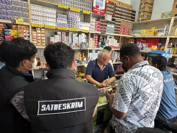 Satreskrim Polres Majene bersama Diskoperindag dan Perindustrian saat menggelar patroli (Dok : Ist).