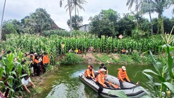Tim TRC BPBD Jeneponto saat melakukan proses pencarian terhadap korban di embung Dusun Gantarang Buleng, Desa Gantarang, Kecamatan Kelara. (Ist).