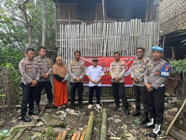 Kapolres Jeneponto, AKBP Widi Setiawan saat mengunjungi rumah Tanaloe di Lingkungan Balang (Dok : Ist).