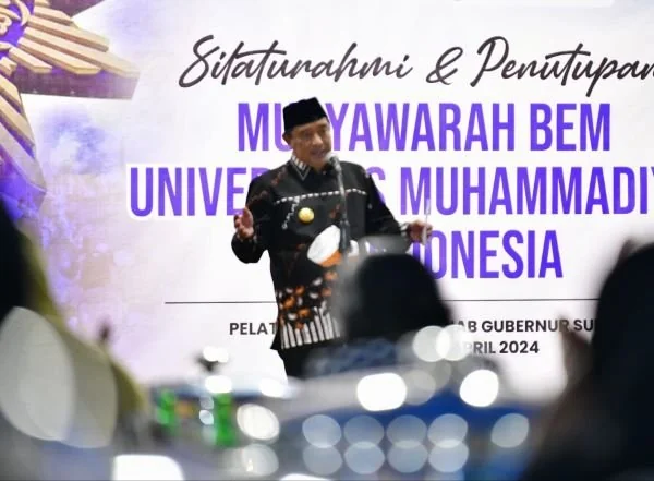 Pj Gubernur Sulsel, Bahtiar Baharuddin di Pelataran Inninawa Rujab Gubernur Sulsel pada Jumat (26/4).