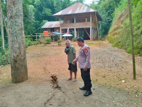Personil Bhabinkamtibmas Polsek Saluputti mendatangi lokasi retakan dan rawan tanah longsor.