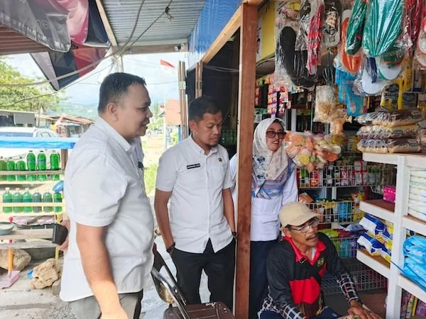 Diskoperindag Sulbar saat melakukan pemeriksaan di Pasar Mamuju(dok:ist)