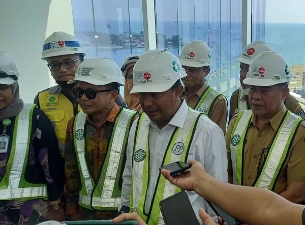 Pj Gubernur Sulawesi Selatan bersama Dirfasyankes Kemenkes usai melakukan peninjauan ke Proyek Rumah Sakit UPT Vertikal Makassar.