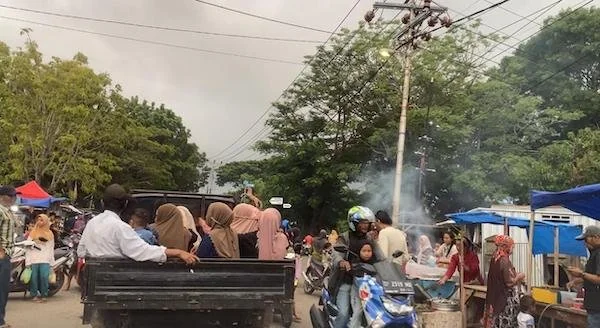 Suasana pasar takjil di seputaran jalan Kelara, Jeneponto, Sulsel. (Foto/ullah).