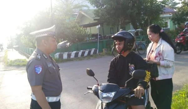 Satlantas Polres Sinjai tampak melaksanakan pengaturan di sejumlah titik strategis dalam kota Sinjai. (Dok: Ist)