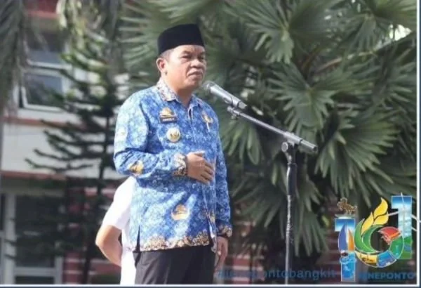 Pj Bupati Jeneponto, Junaedi Bakri saat memimpin apel kesadaran di halaman Kantor Bupati.