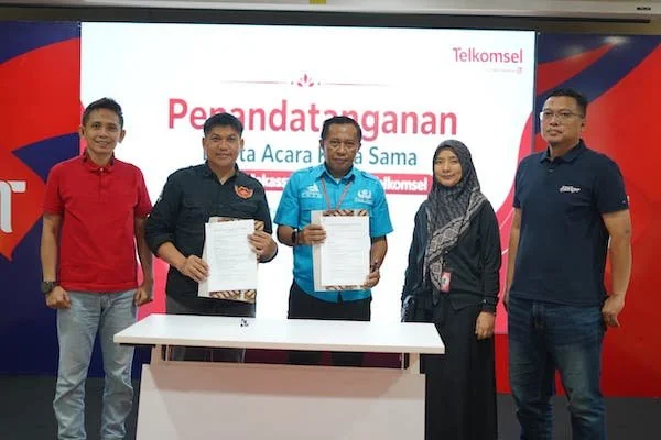 Kerja sama strategis yang dilakukan oleh Telkomsel dengan SMA Negeri 8 Makassar (Dok: Ist)