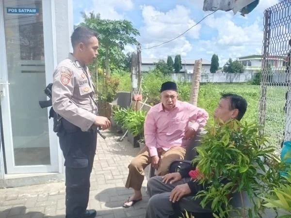 Polisi saat mencegah perkelahian dua pria di Takalar (Dok : Saleh KabarMakassar).