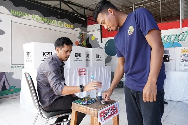 Suasana pencoblosan di TPS Rutan Kelas 1 Makassar, Sulawesi Selatan, Rabu (14/2).