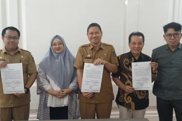 Plh Kepala Dinas PMD Sulsel, Akbar, Anggota Komisi Informasi Sulsel, Fauziah Erwin dan Kabid Humas Diskominfo SP Sulsel, Fitra di Kantor Gubernur Sulsel  (Dok : Ist).