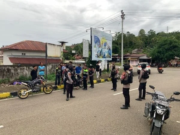 Personel Polda Sulbar saat membubarkan balap liar di jalur dua Kalukku Mamuju. (Dok: Ist)