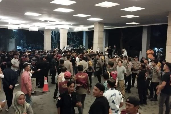 Kapolres Jeneponto, AKBP Widi Setiawan saat turun langsung menenangkan situasi untuk melerai pertikaian para pendukung paslon Nomor 3 dan 4 (Dok: Ullah KabarMakassar).