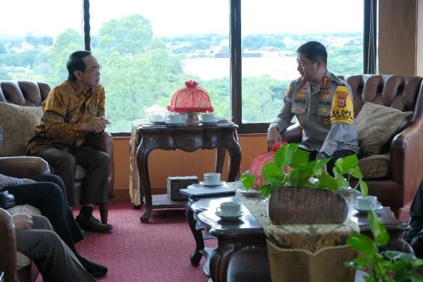 Rektor Universitas Hasanuddin bersama Kapolrestabes Makassar (Dok : Ist).