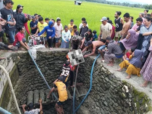 Gani, saat dievakuasi warga dari dasar embung di Dusun Bonto Te’ne, Desa Pallantikang, Kecamatan Bangkala, Kabupaten Jeneponto, Sulawesi Selatan. (Ist).