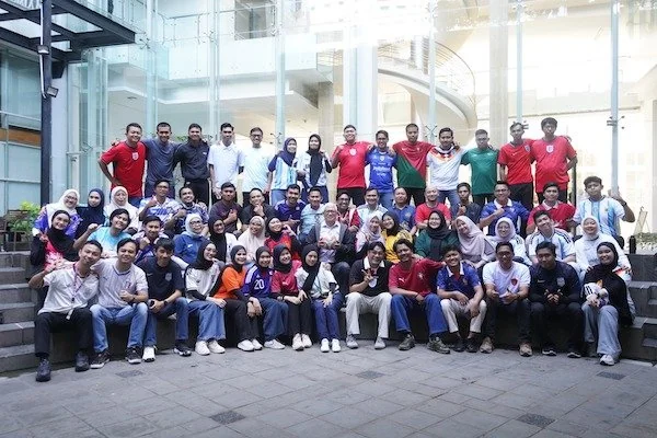 Karyawan Kalla kompak mengenakan  jersey tim favoritnya dalam ajang Piala Dunia 2026 (Dok: Ist)