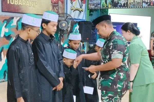 Kodim 1425/Jeneponto menyalurkan santunan kepada puluhan santriwan dan santriwati Pondok Pesantren Tahfidzul Qur’an Al Mu’tashimbillah Pammanjengang. (Dok: Ist)