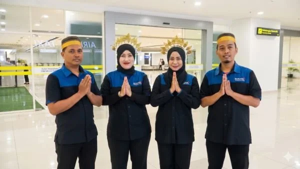 Penggunaan songkok recca dan bando bugis yang digunakan oleh para petugas lapangan (Dok: Ist)