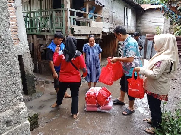 Dinas Sosial bersama OPD lainnya, saat menyerahkan bantuan kepada warga yang terdampak banjir.