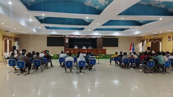 Pemkab Jeneponto saat melakukan rapat pembahasan dengan Pemdes Rumbia dan perwakilan pedagang di Ruang Pola Kantor Bupati. (Foto/ullah).