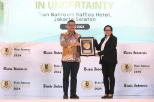 Direktur Utama Bank Sulselbar Yulis Suandi menerima penghargaan (Dok : Ist).