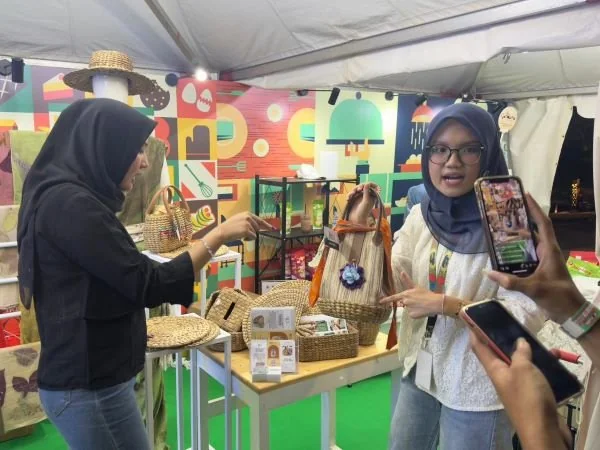 Penjualan  live streaming di Booth UMKM Rumah BUMN Selayar. Dok. Ist