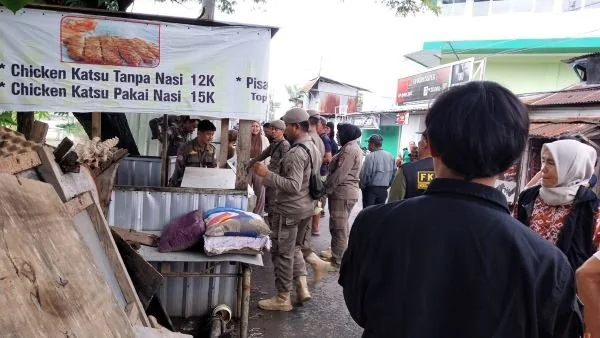 Penertiban Lapak di Jalan Inspeksi Kanal Kelurahan Pampang Kecamatan Panakkukang, (Dok: Ist).
