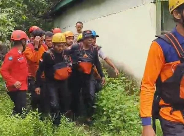 Tim SAR saat mengevakuasi korban hanyut di Maros (Dok : Ist).